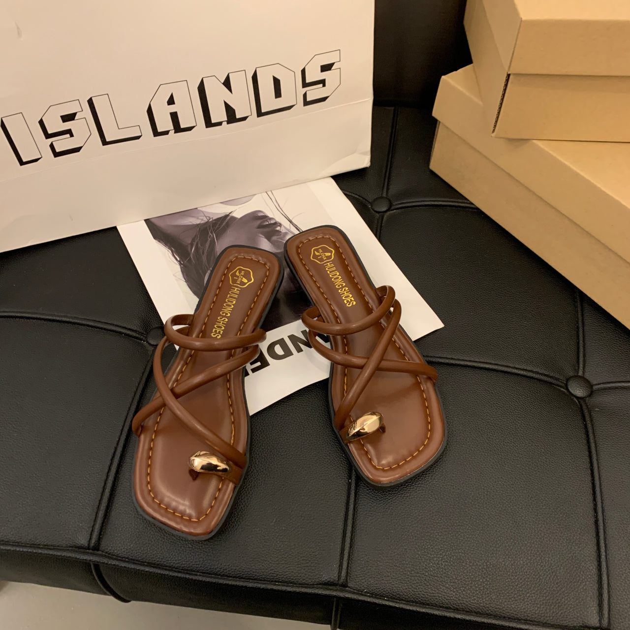 Comfortable Lightweight Women's Cross Strap Slide Sandals with Toe Loop Beach Shoes and Casual Solid Color Design