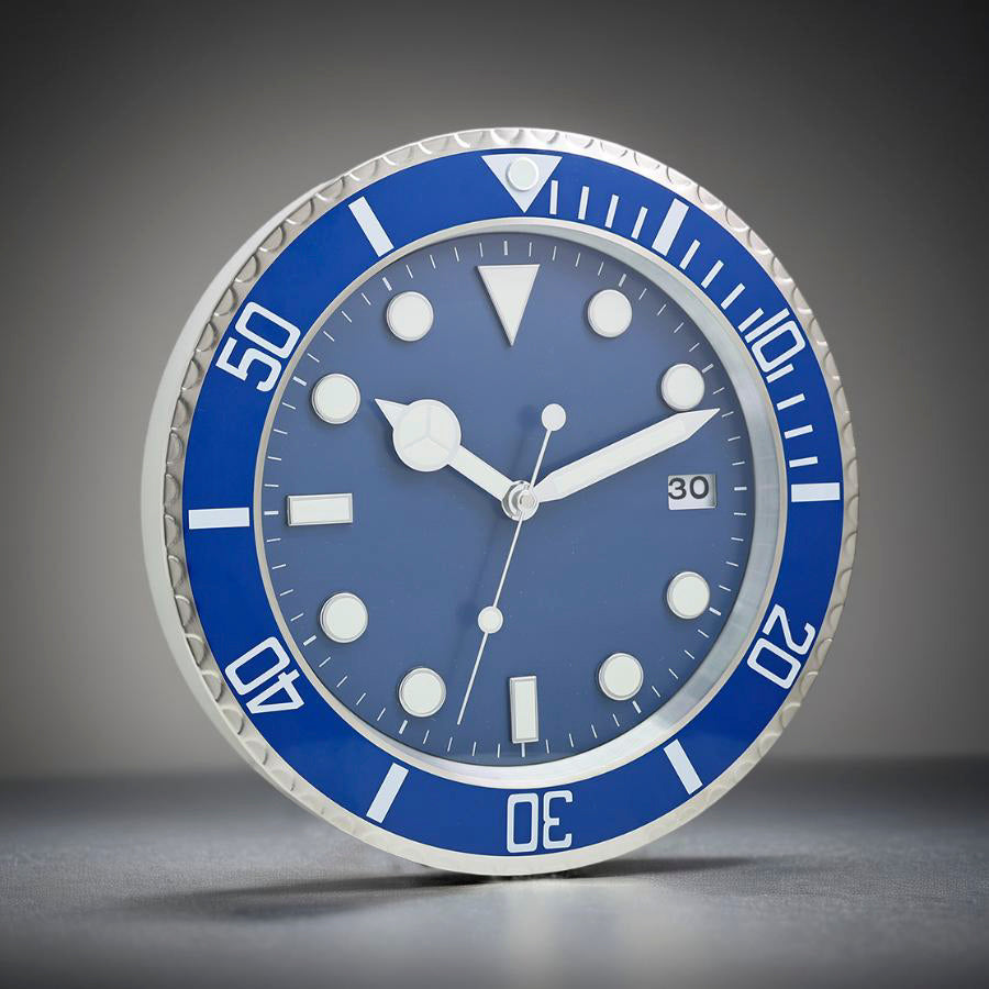 European Style Minimalist Quartz Clock, Metal Modern Luminous Wall Clock, Living Room Decoration Creative