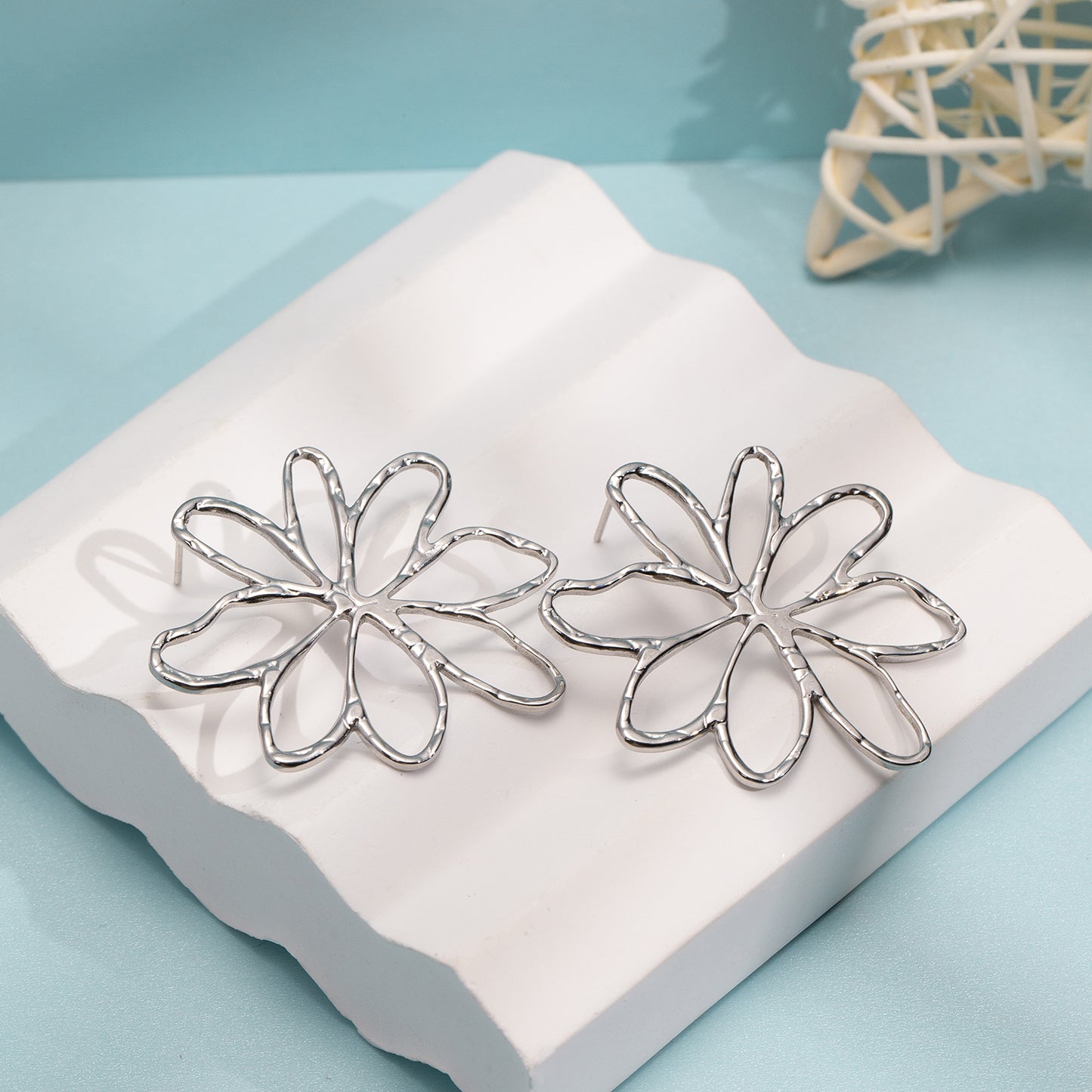 Gold Plated Hollow Flower Earrings, Stainless Steel, Delicate Timeless Jewelry for Daily Wear