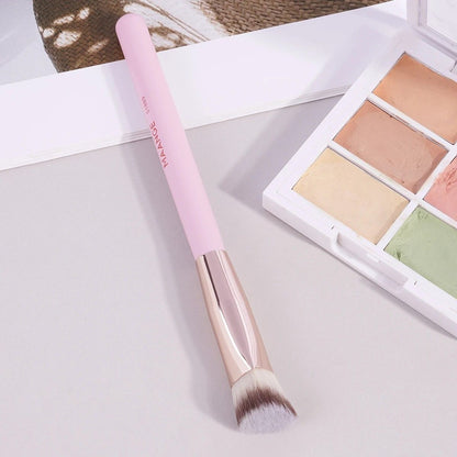 MAANGE Precision Triangle Under-Eye Concealer & Foundation Brush