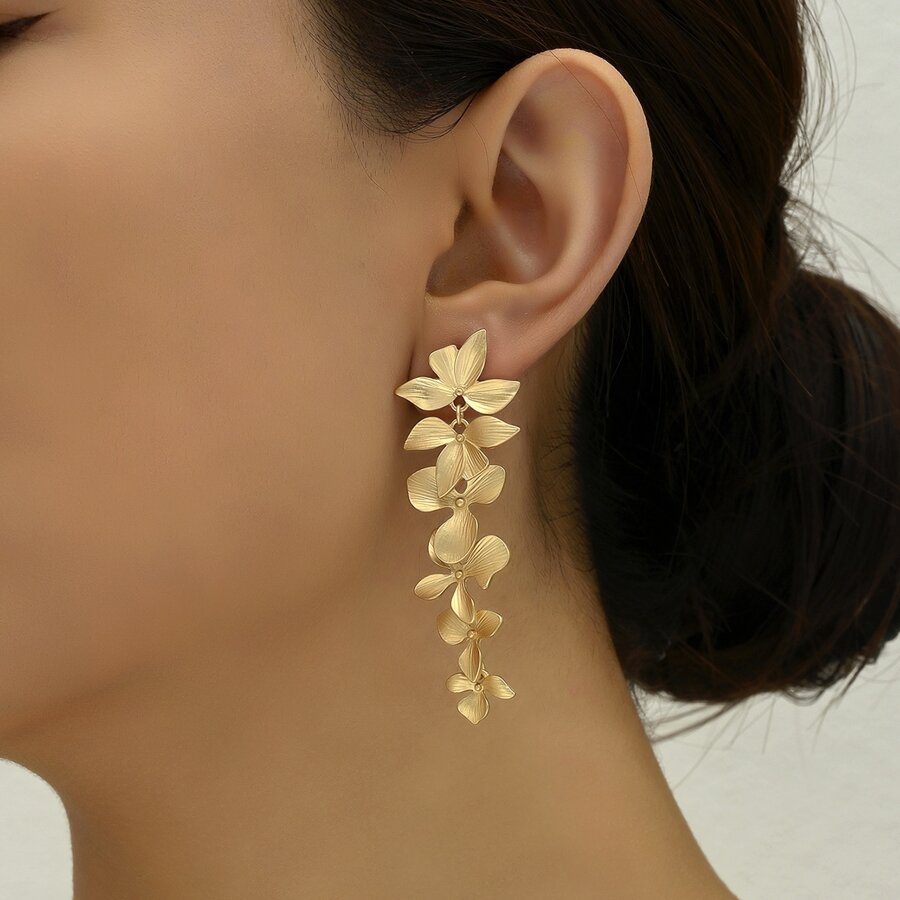 Vintage Gold Leaf Dangle Earrings Womens Charming Flower Design Long Drop Earrings 2