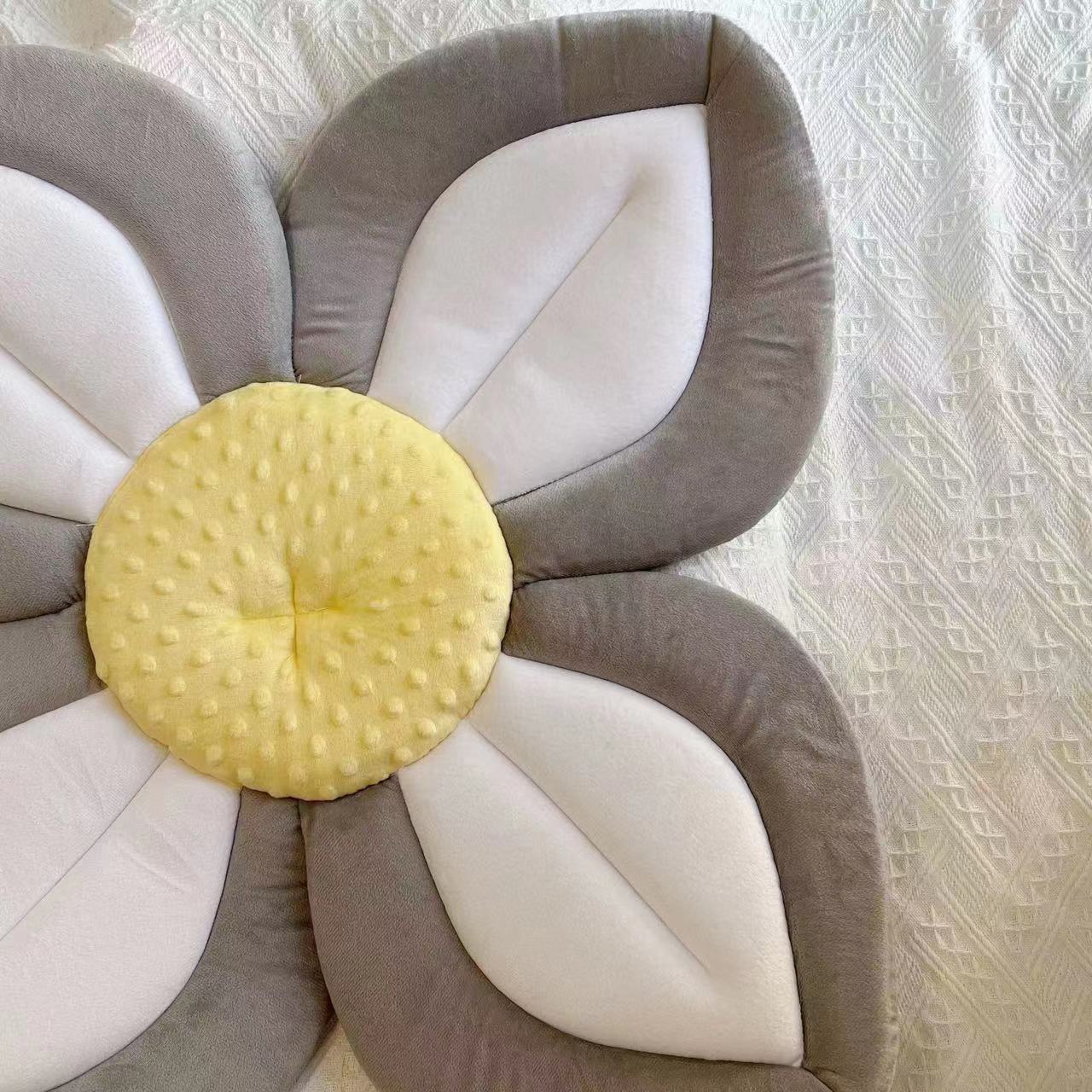 Color blocking Baby Bath Lotus Safety Cushion, Reclining and Foldable Newborn Creative Flower Bath Mat, Baby Bath Mat