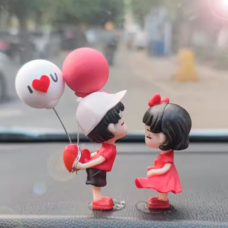 Loving Drive Couple Car Dashboard Figurine – Cute Cartoon Kiss Ornament for Couples & Car Interior Decor