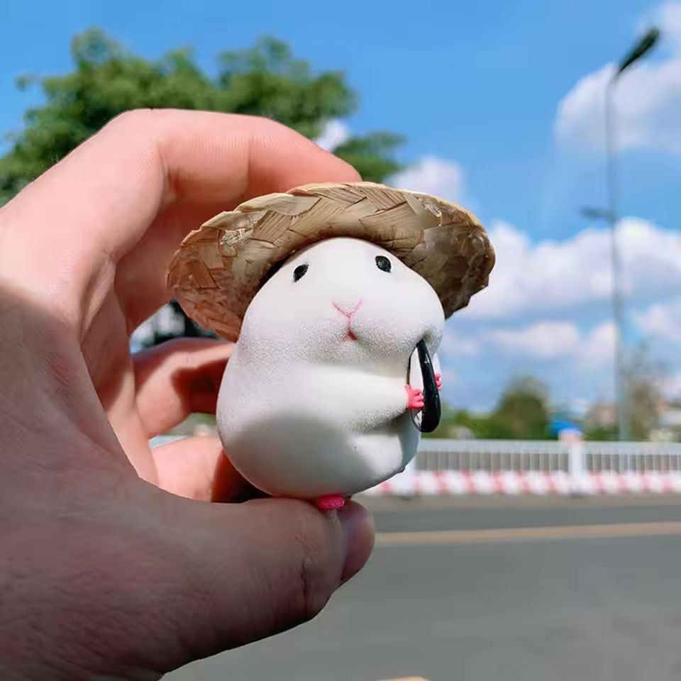Hammy Straw-Hat Dashboard Buddy – Adorable Hamster Car Ornament for Your Ride