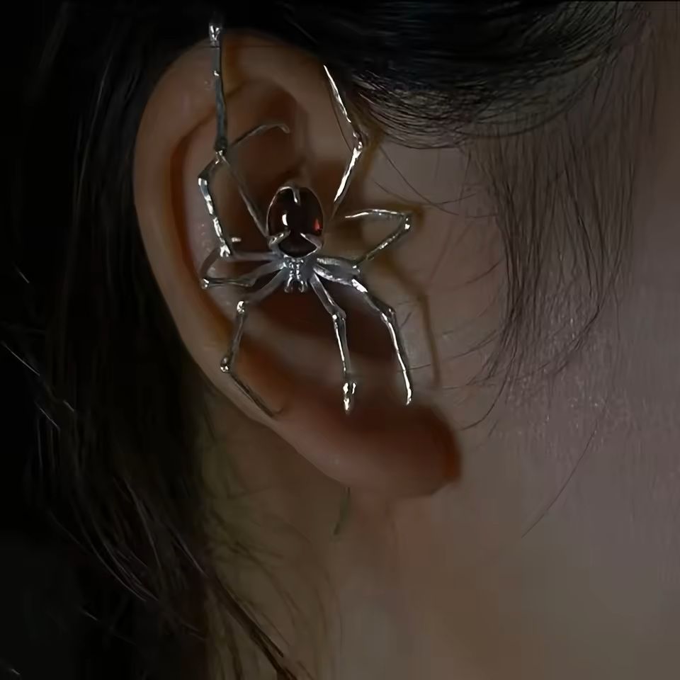 Gothic Dark Spider Crawl Pendant Edgy Punk-Style Unisex Necklace for Halloween & Alternative Fashion