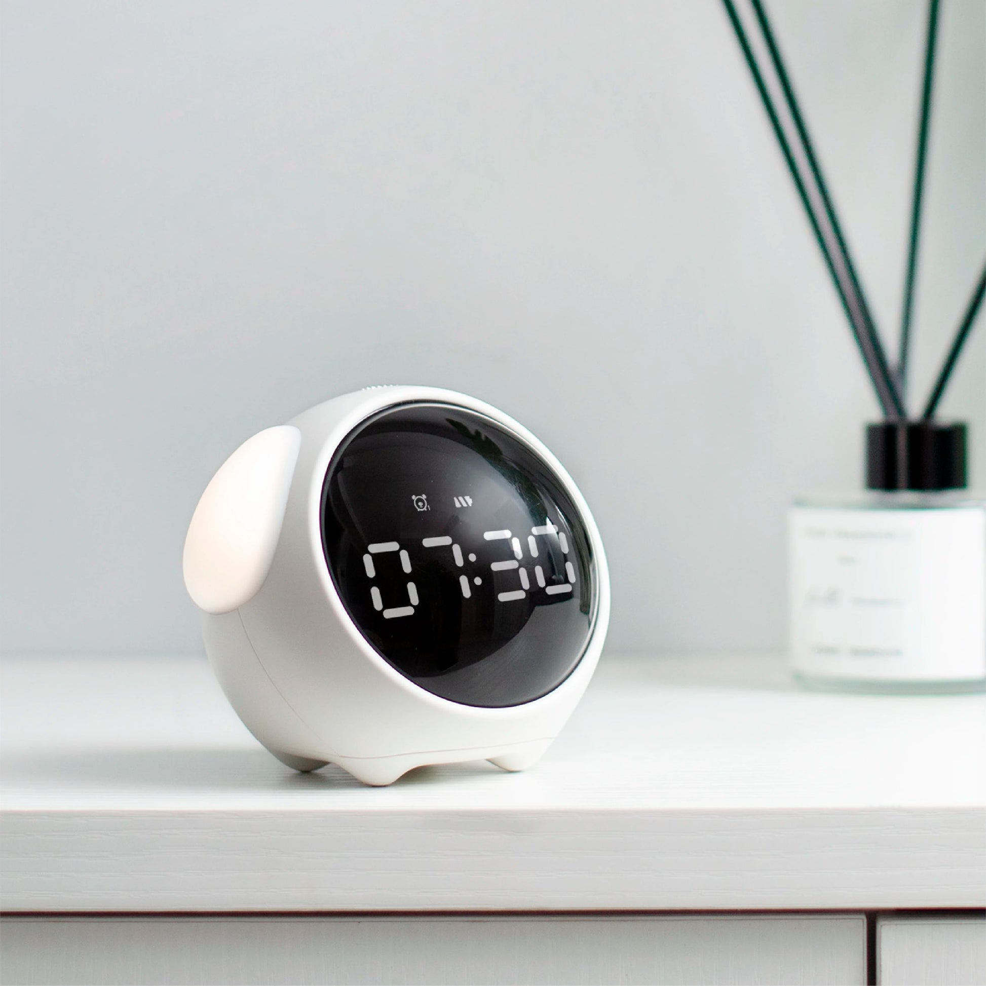 Cute Kids Digital Alarm Clock With Light And Emoji Display 5
