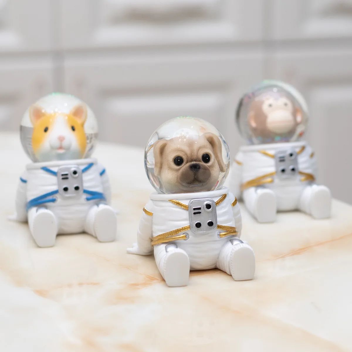 Astronaut Crystal Ball Figurine – Cute Cartoon Spaceman Desk & Shelf Decor