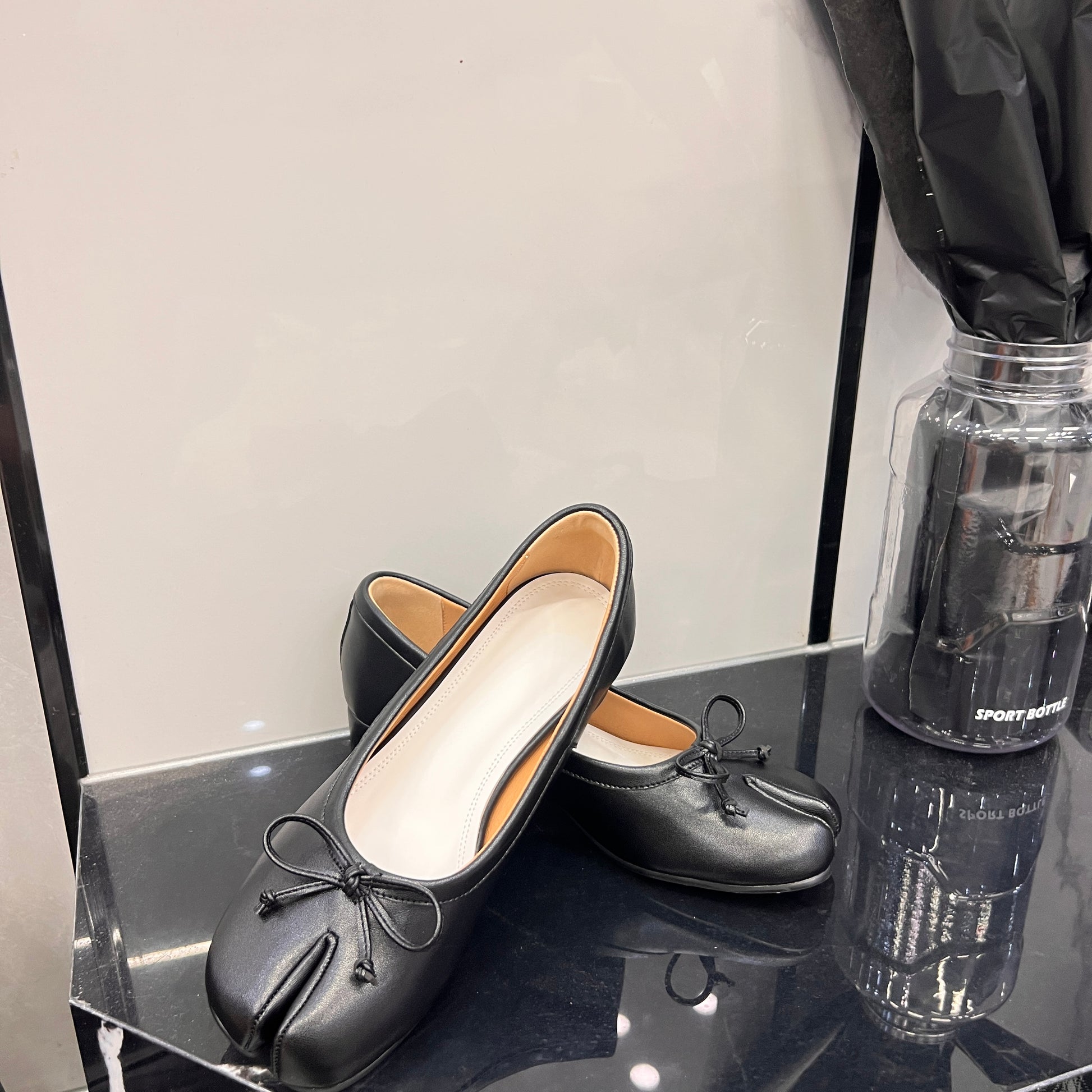 Women Spring Flats with Bow Tie Front Split Toe Soft Leather Slip On Ballet Tabi Shoes for Girls