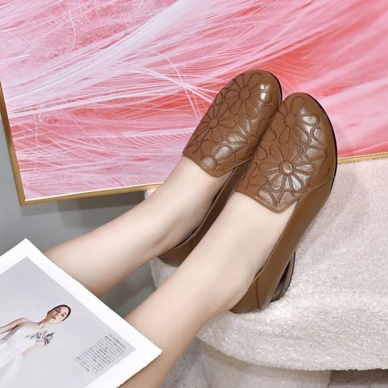Womens Comfortable Embroidered Cowhide Low Heel Shoes Pure Leather Soft Leather New Style Spring Au 2