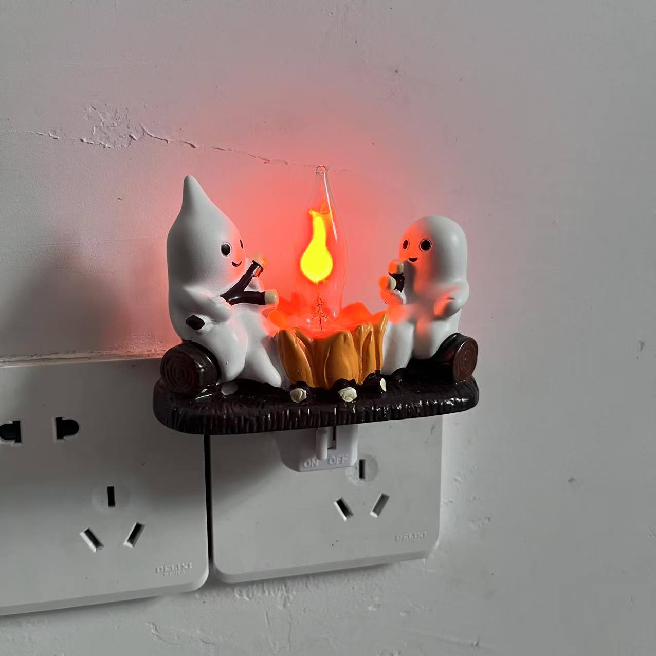Cute Ghost Design, Halloween Ghost Statue with Lights, Desktop Home Holiday Decoration Item, Atmospheric Lighting Effect