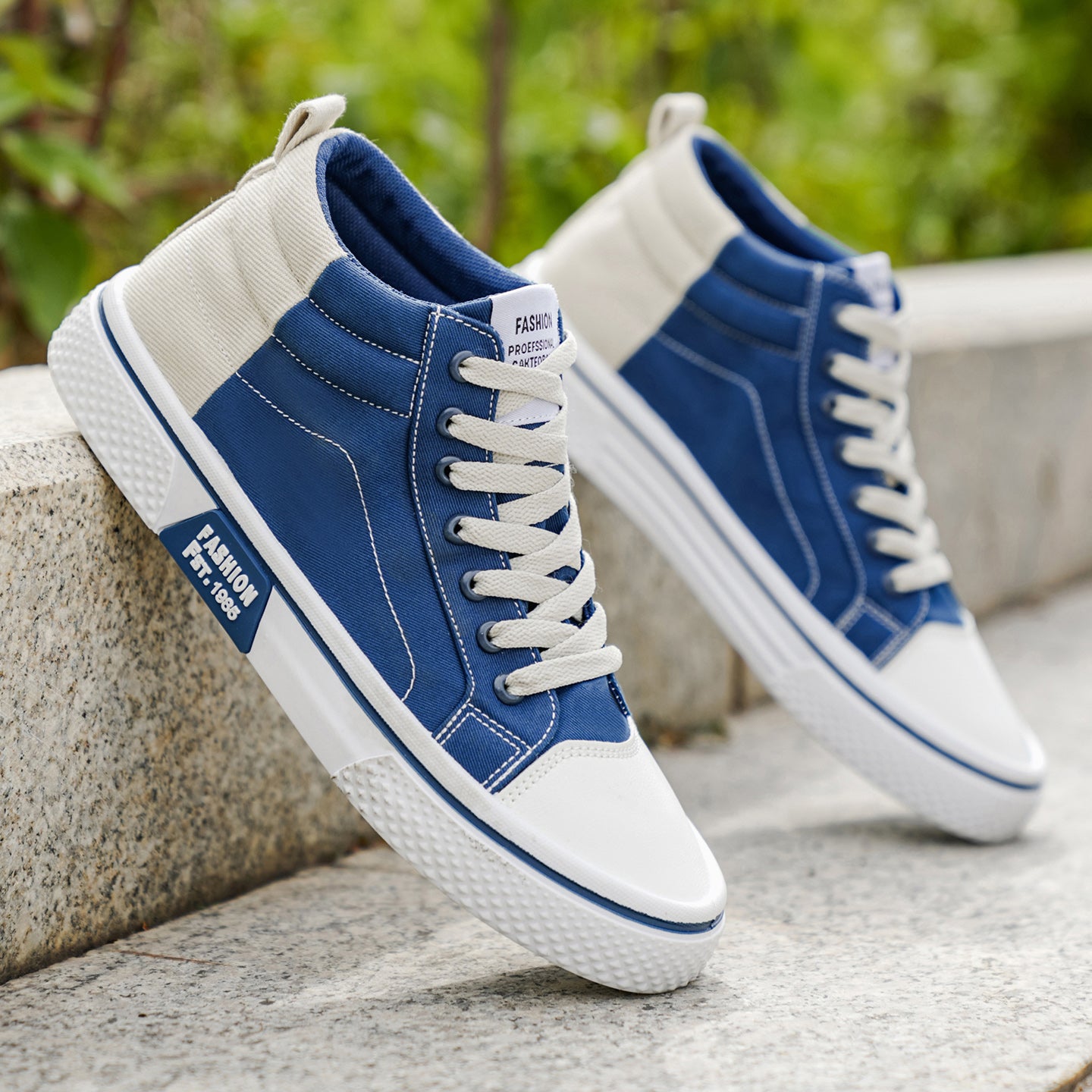 Fashionable Men's Canvas Shoes Comfortable Mid-top Outdoor Hiking Shoes Lightweight Design