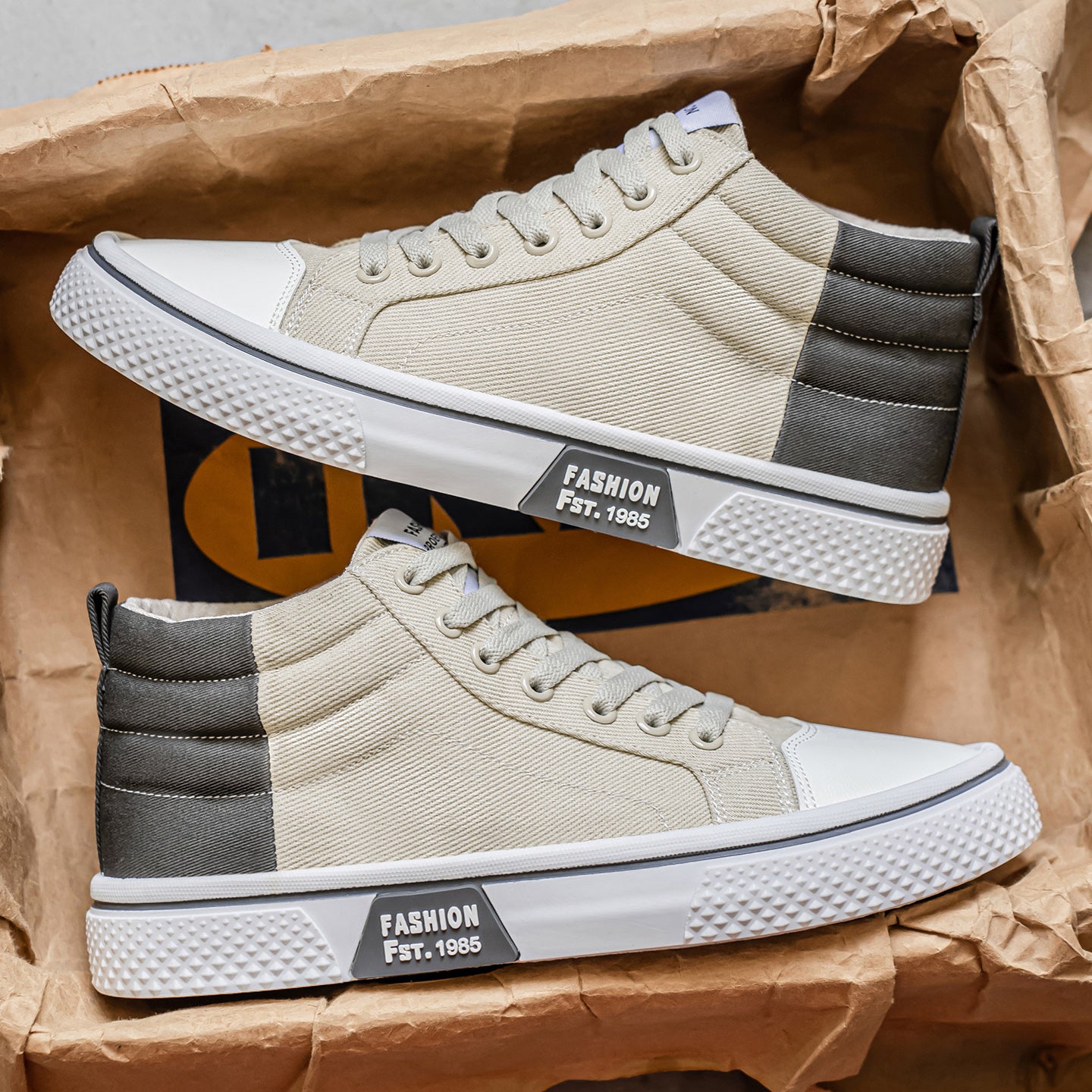 Fashionable Men's Canvas Shoes Comfortable Mid-top Outdoor Hiking Shoes Lightweight Design